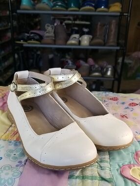 Livie & Luca White Mary Jane Dress Shoes with Gold Ankle Straps HTF Size 2 Youth